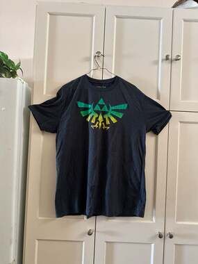 The Legend of Zelda Men's XL Triforce Wing Crest Graphic T-Shirt